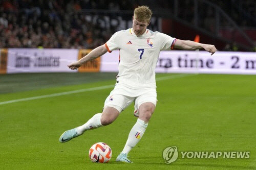FIFA가 상의 목 주변에 붙은 '러브' 꼬리표 때문에 착용을 금지한 벨기에 유니폼 [AP=연합뉴스 자료사진]
